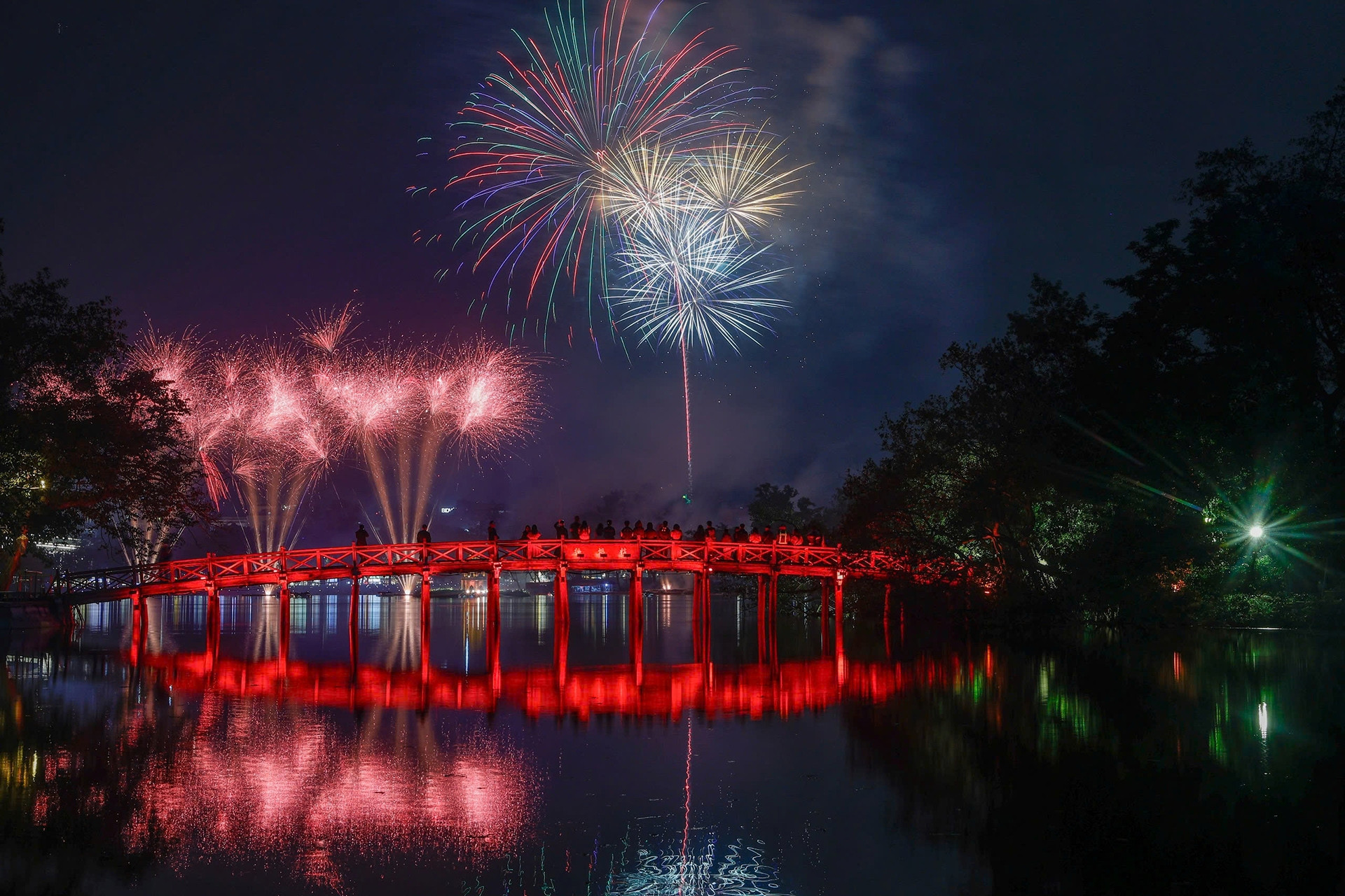  Pháo hoa rực sáng chào năm mới 2026 