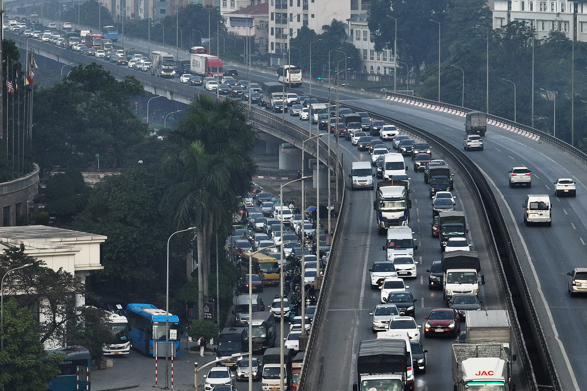 Ngày đầu nghỉ Tết Dương lịch 2026, dòng ô tô ùn ùn ra cao tốc Pháp Vân