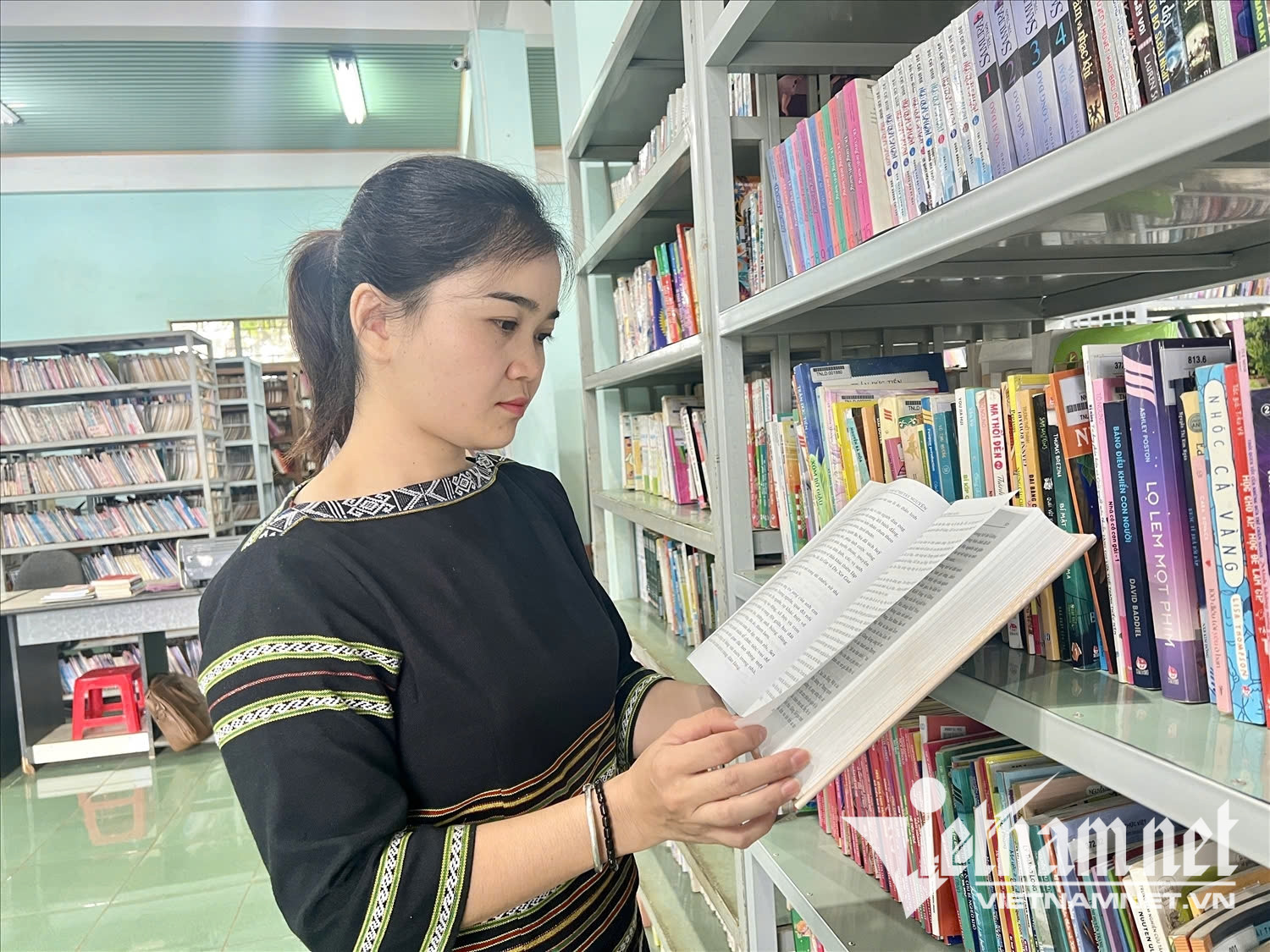 W-Chị Aya tìm hiểu sâu về chữ viết, phát âm của dân tộc Ba Na thông qua các từ điển, tư liệu.jpg