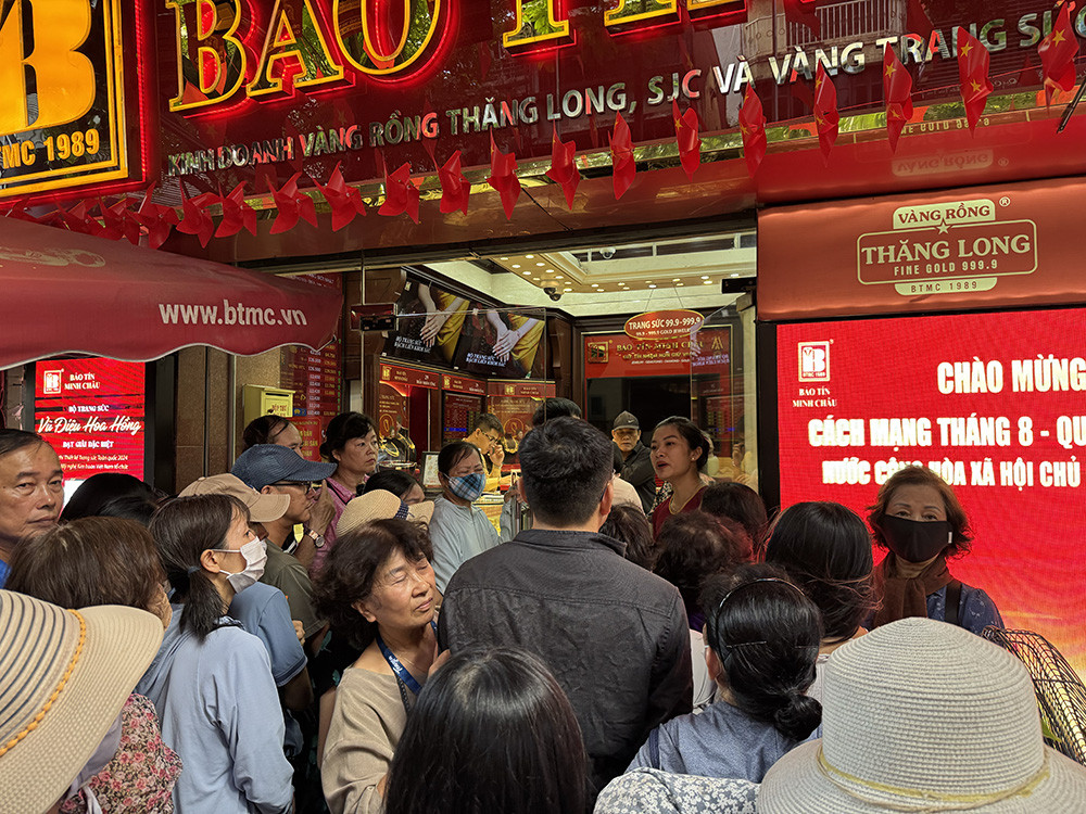 xep hang mua vang.jpg