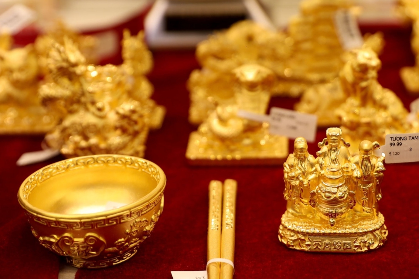 Giá vàng hôm nay 11/1/2026 thử thách vùng đỉnh mới, vàng SJC tăng trên diện rộng