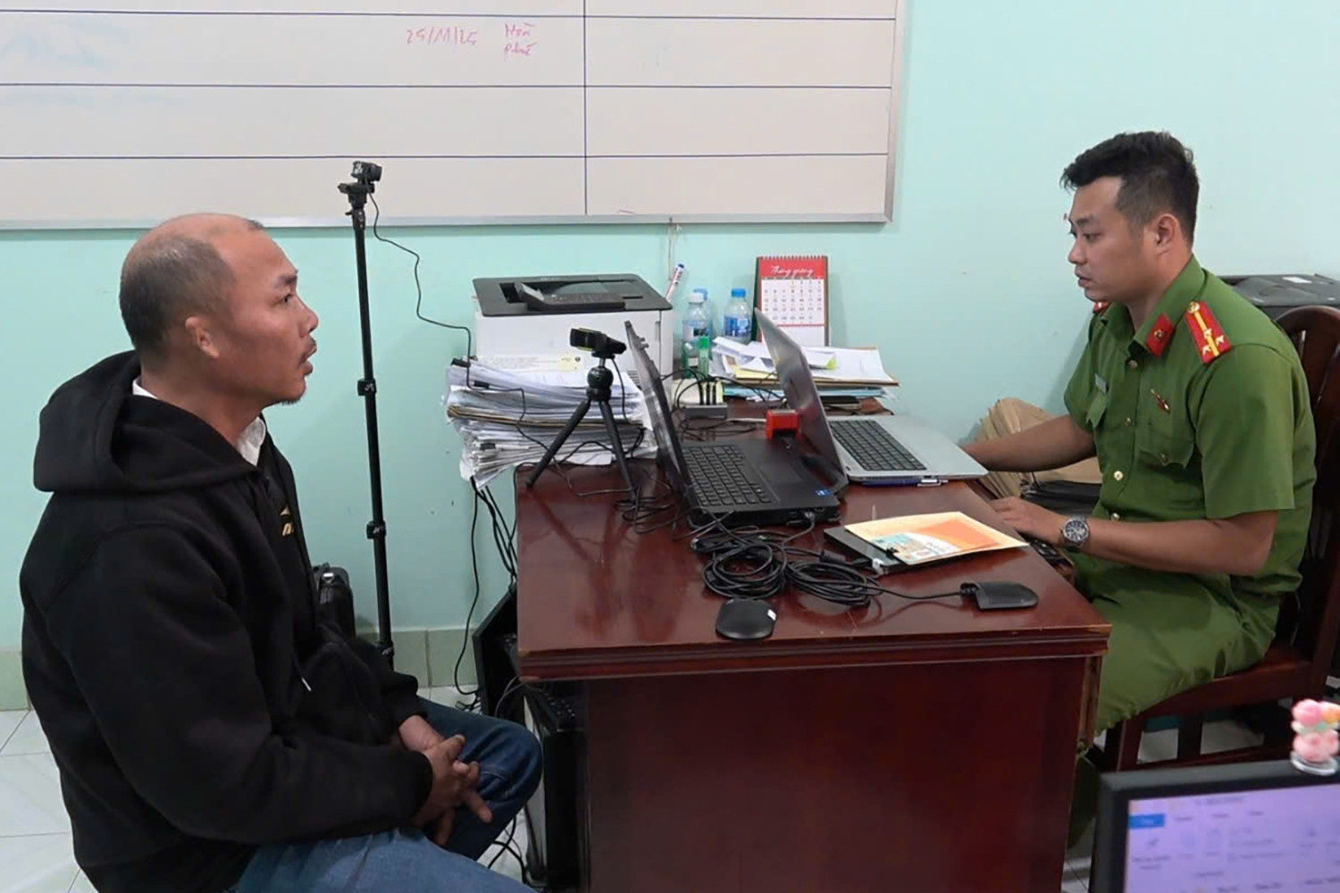 Bắt tạm giam tài xế lao vun vút rượt đuổi xe tải, hành khách hoảng loạn