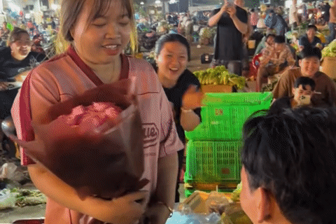 Chàng trai Tây Ninh quỳ gối cầu hôn giữa chợ rau TPHCM lúc rạng sáng