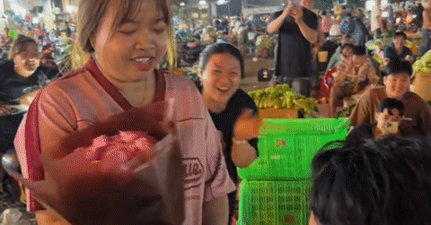 Chàng trai Tây Ninh quỳ gối cầu hôn giữa chợ rau TPHCM lúc rạng sáng