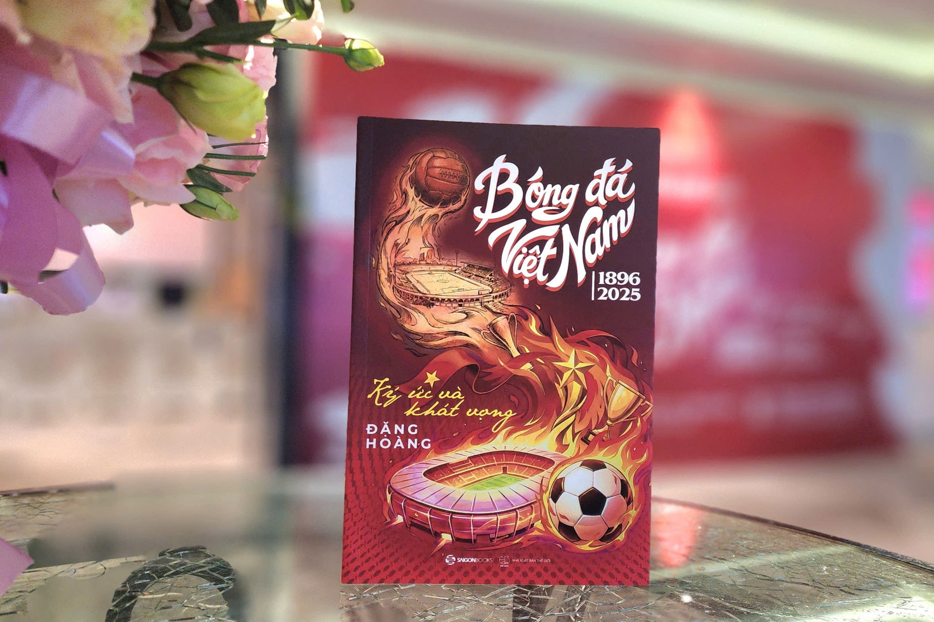 Cuốn sách tiết lộ phía sau những hào quang của bóng đá Việt Nam