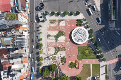 Du khách nước ngoài ‘bất ngờ’ trước công viên đầy rác giữa trung tâm TPHCM