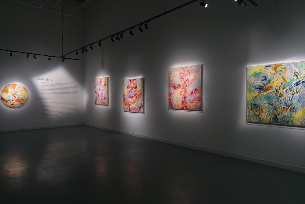 Người đẹp Thủy Hương và các khách mời tại triển lãm