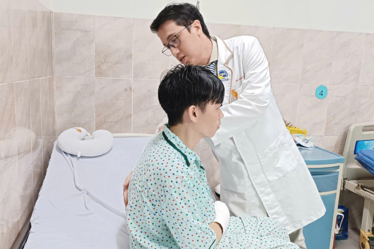 Nam shipper hồi sinh sau ca mổ 'đánh đố' bác sĩ