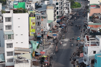 Người dân lo ngại va phải cột điện đứng giữa đường 1.000 tỷ đồng ở TPHCM