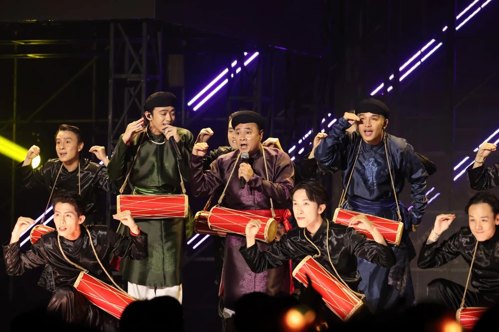 nsnd tu long anh trai vuot ngan chong gai 8341.jpg.webp