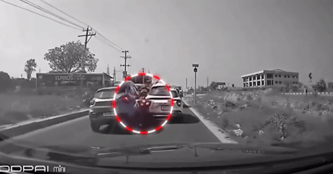 Ô tô con “bay” lên không trung sau va chạm với Hyundai Creta