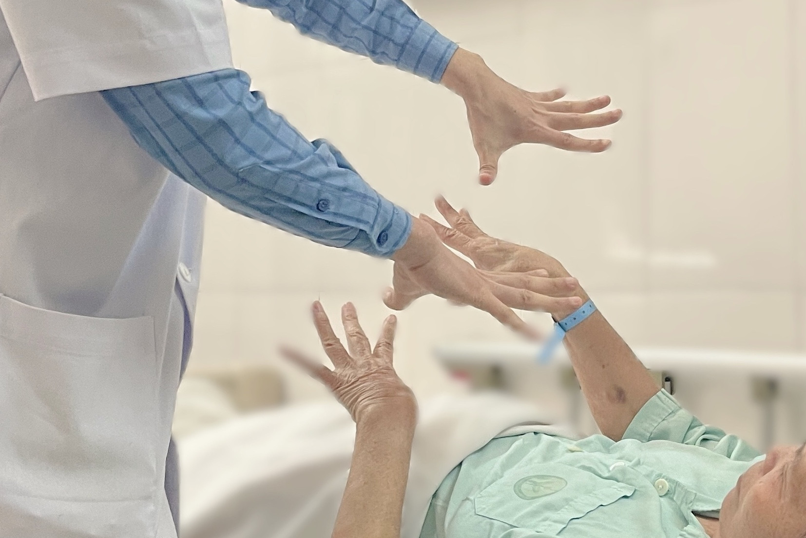 Thay huyết tương cứu người phụ nữ liệt toàn thân