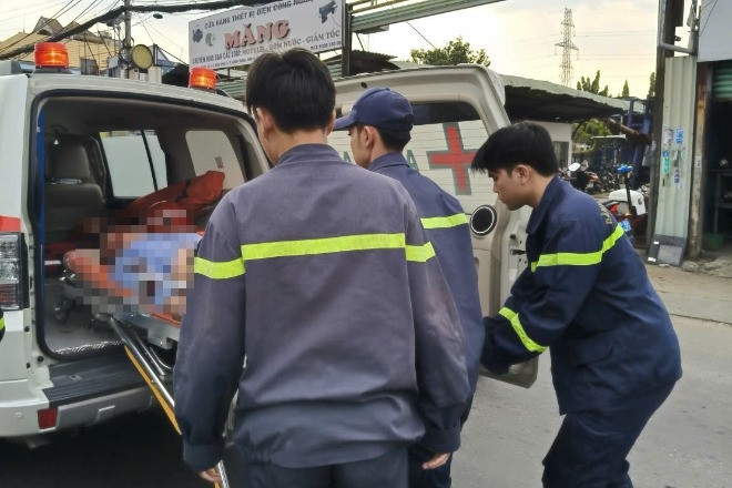 Thiếu tá PCCC dừng xe giữa quốc lộ cứu người nguy kịch trong ‘giờ vàng'