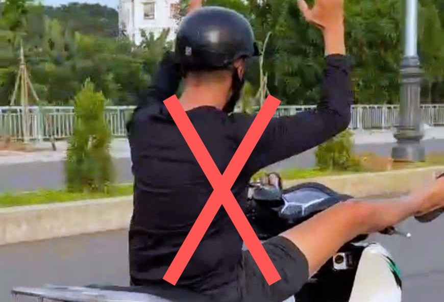 Tịch thu xe SH của nam thanh niên buông cả hai tay, dùng chân lái xe