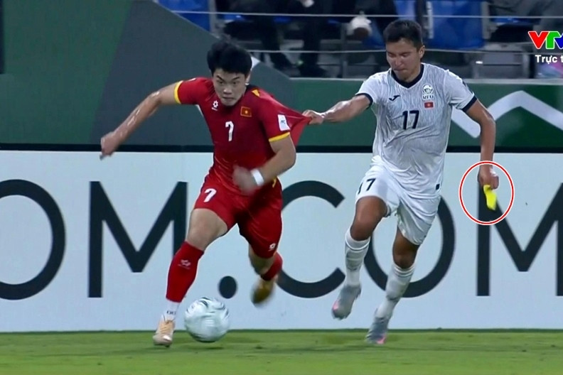 Tình huống hiếm gặp: Đình Bắc bị cầu thủ Kyrgyzstan 'cướp' băng đội trưởng