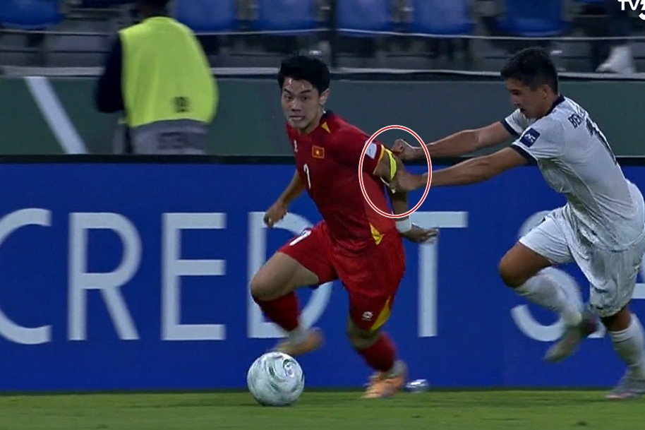 Tình huống hiếm gặp: Đình Bắc bị cầu thủ Kyrgyzstan 'cướp' băng đội trưởng