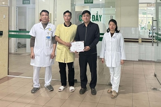 Trao hơn 345 triệu đồng tới em Tòng Văn Khánh ở Lai Châu bị bỏng