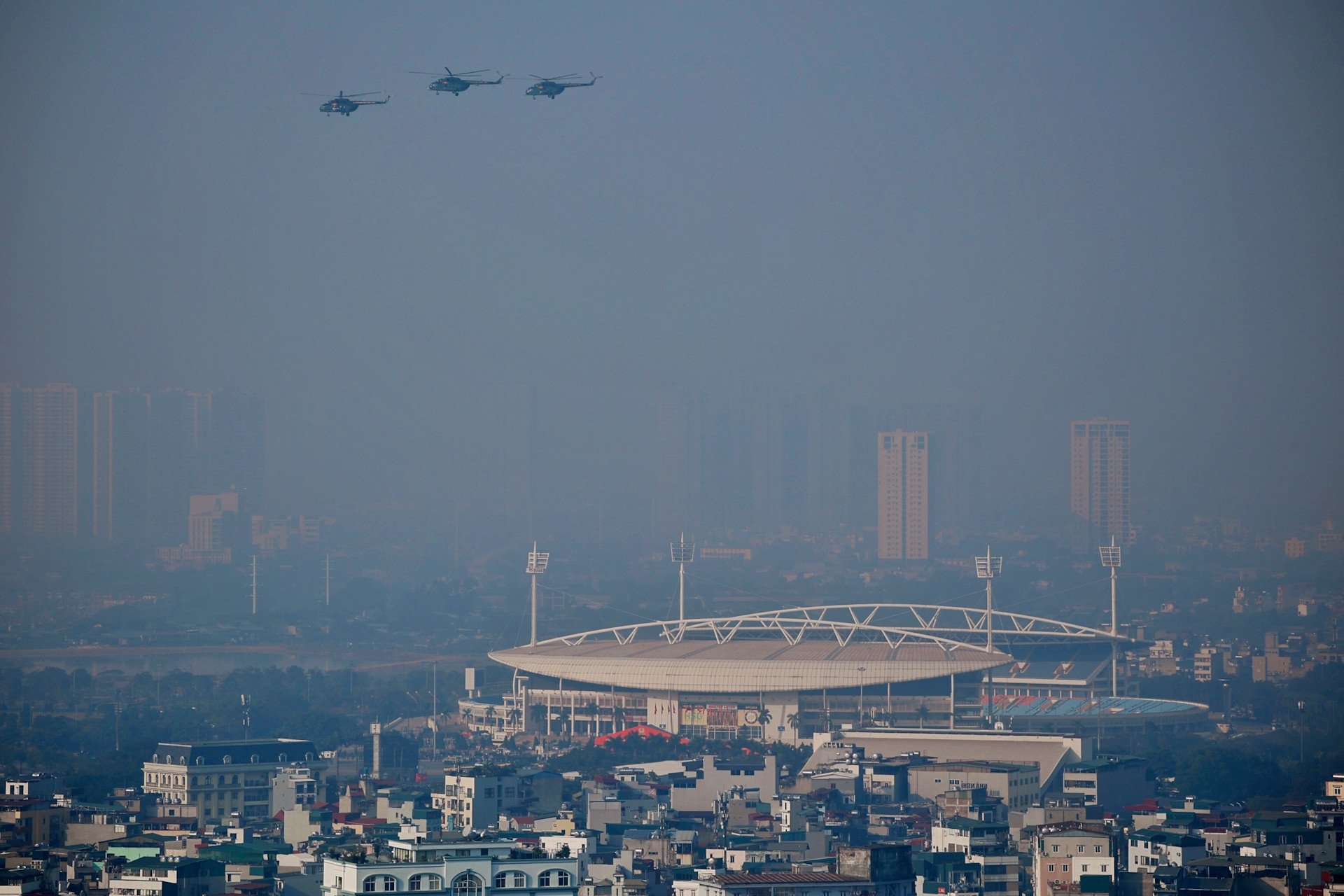 Trực thăng bay trên bầu trời Hà Nội tại lễ xuất quân bảo đảm an ninh Đại hội 14