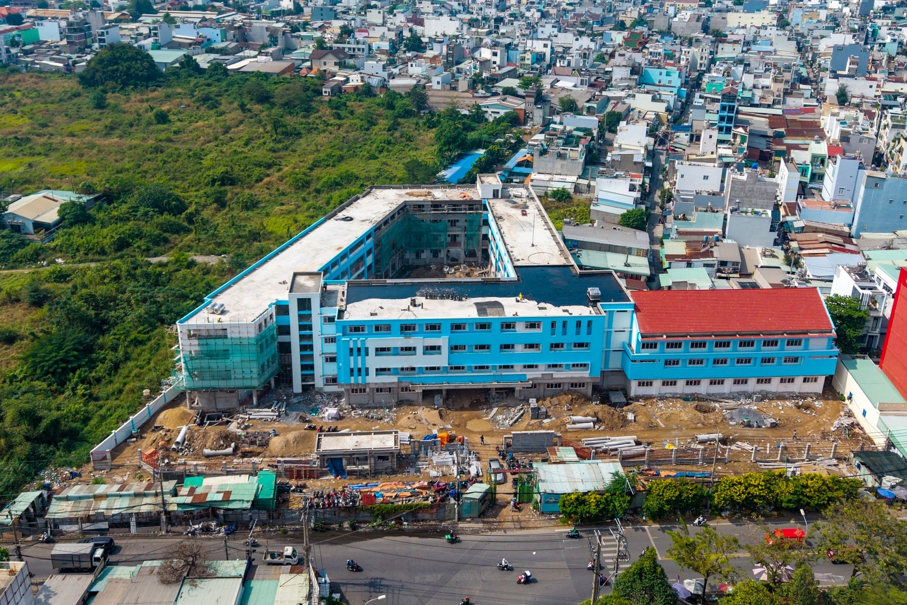 Trường tiểu học dần thành hình trên khu đất xưa là nghĩa trang Bình Hưng Hòa