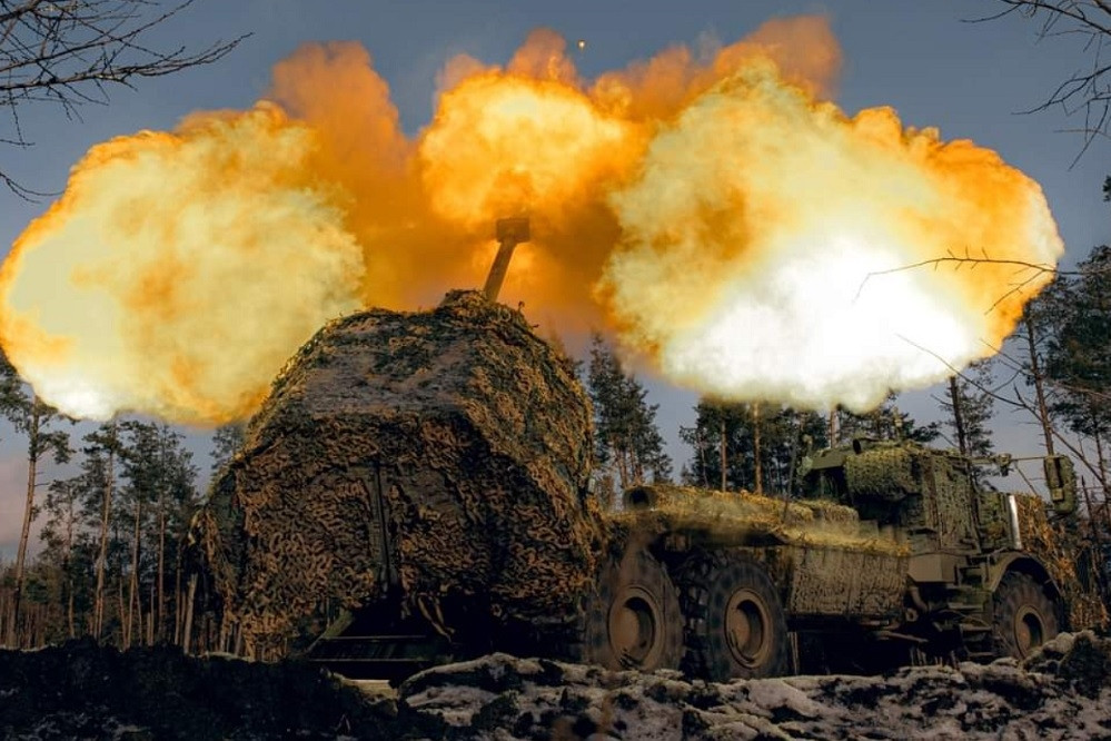 Ukraine nhận thêm pháo từ phương Tây, kho dầu Nga hứng thiệt hại do UAV