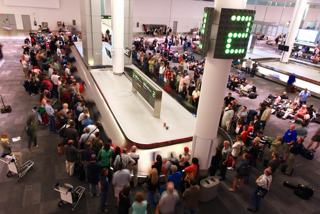 Vì sao nhiều hành khách bị 'ghét' khi đứng sát băng chuyền hành lý ở sân bay?