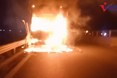 Vừa được sửa chữa, xe khách bất ngờ bốc cháy dữ dội trên cao tốc