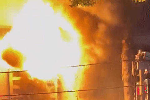 Cháy dữ dội tiệm giặt ủi ở Đồng Nai, giải cứu người bám mái nhà hàng xóm