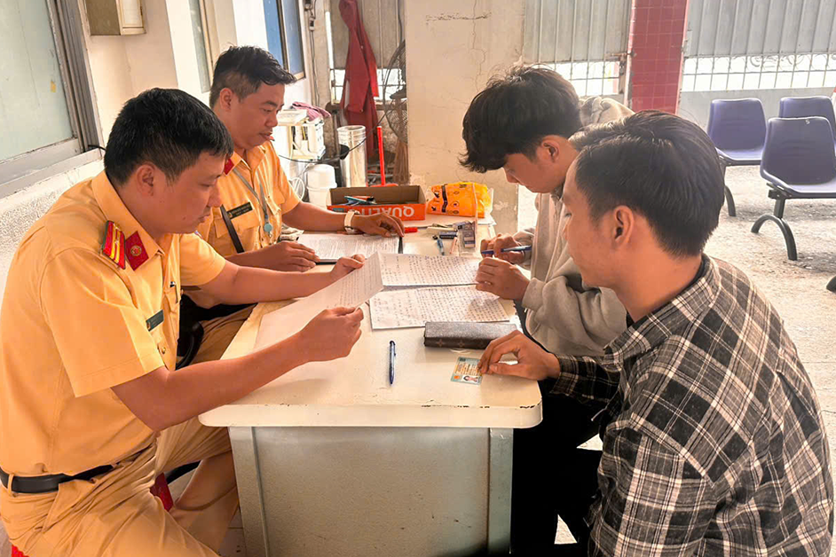 Danh tính hai thanh niên vụ clip chống đối CSGT, ném bộ đàm ở TPHCM