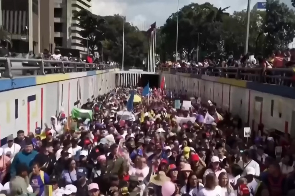 Mỹ khuyến cáo công dân nên rời khỏi Venezuela