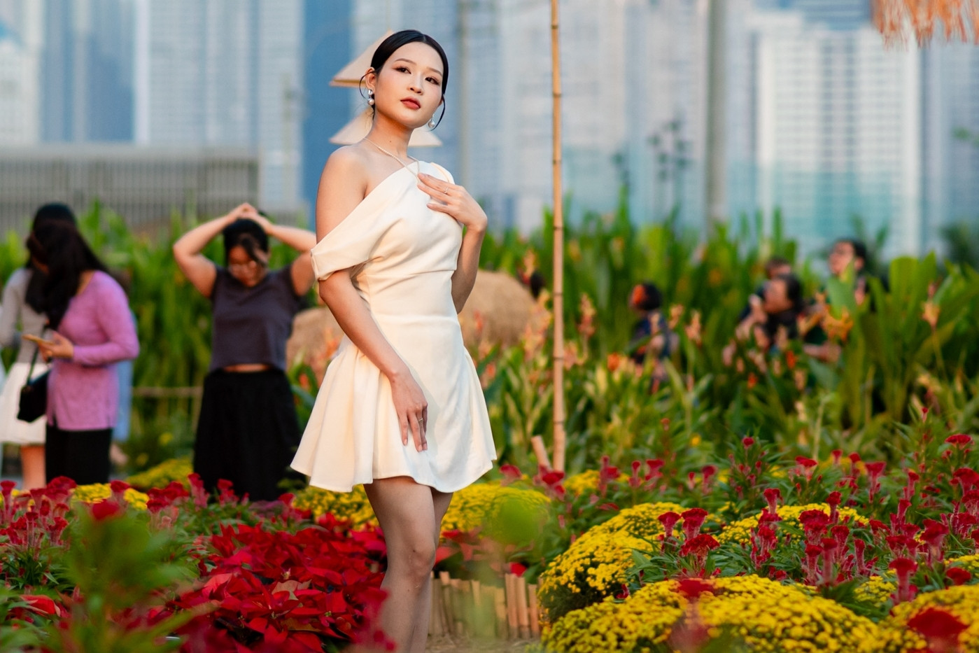 Nô nức chụp ảnh với vườn hoa Tết 1.000m2 cạnh ga ngầm Ba Son