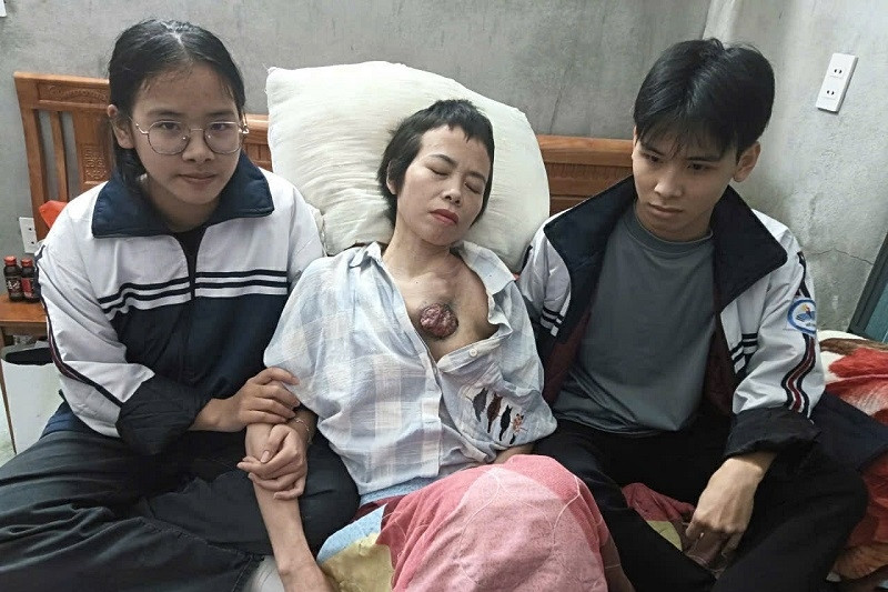 Tiếng khóc xé lòng của hai đứa trẻ: 'Bố không còn nữa, mẹ đừng bỏ các con'