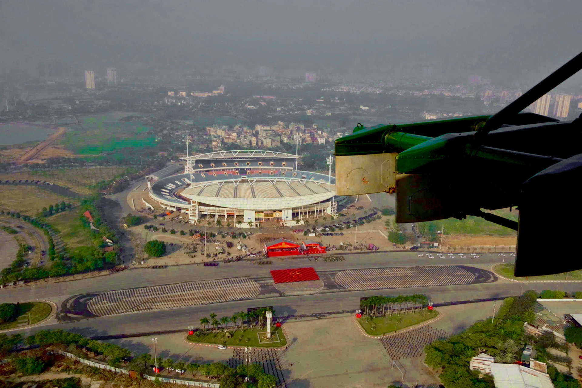 Trực thăng bay trên bầu trời Hà Nội tại lễ xuất quân bảo đảm an ninh Đại hội 14