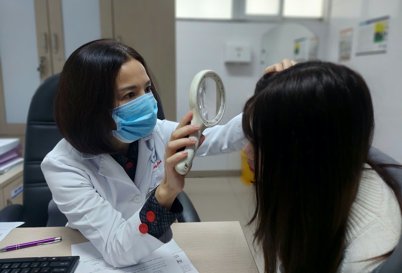 Vì sao uống đủ 2 lít nước mỗi ngày da vẫn khô, nứt nẻ trong mùa đông?