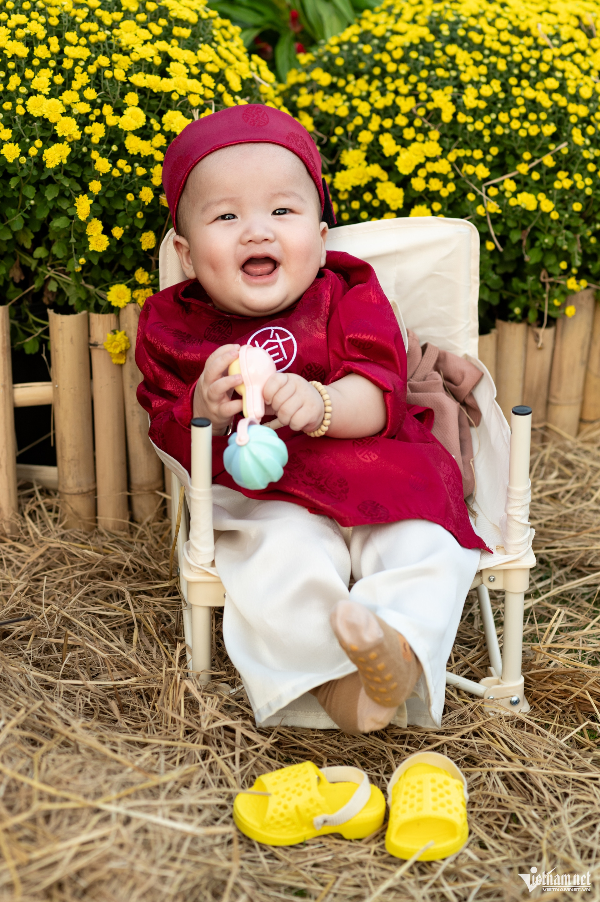 Bé gái chụp ảnh áo dài