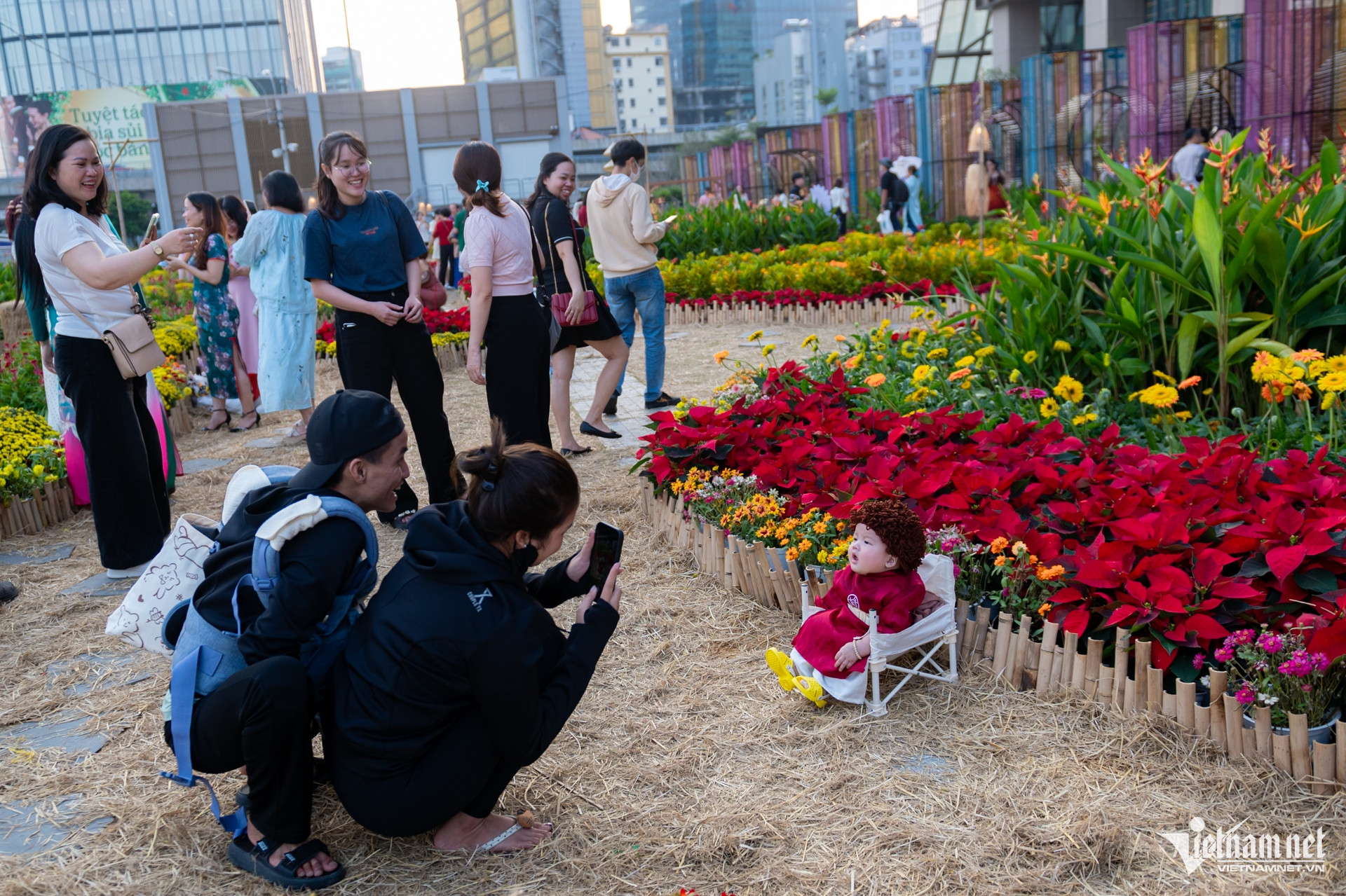 Gia đình chụp ảnh tại vườn hoa Tết Ba Son