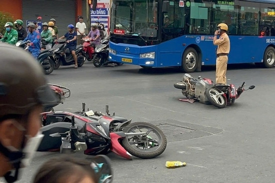 Bản tin cuối ngày 11/1: Ô tô tông liên hoàn 5 xe máy, nhiều người bị thương