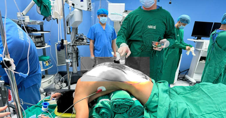 10 giờ đồng hồ 'duỗi' thẳng lưng cho người đàn ông có cột sống cong như cành cây