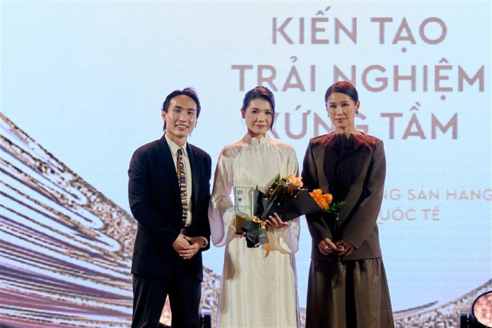 Ảnh 1 MH Luxuo Award.jpg