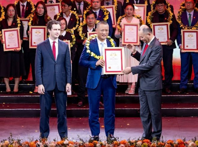 anh 1+bia avt 1111.jpg