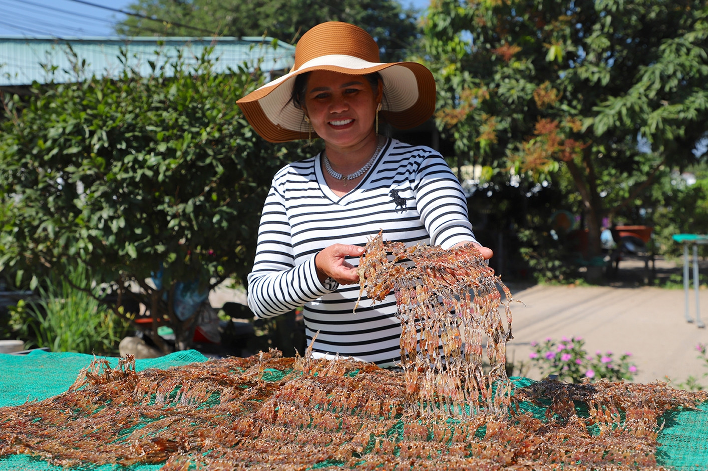 Đặc sản ‘vũ nữ chân dài’ hút khách dịp Tết, giá hơn nửa triệu vẫn cháy hàng