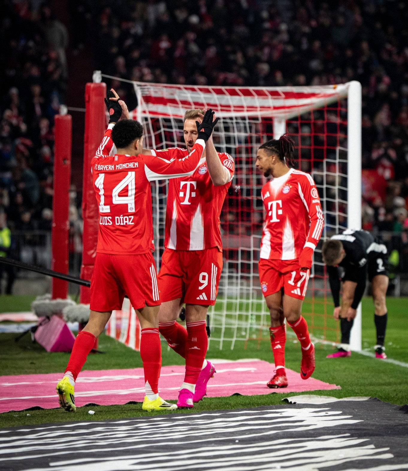 https://static-images.vnncdn.net/vps_images_publish/000001/000003/2026/1/12/harry-kane-sang-ruc-bayern-munich-thang-tran-8-1-415.jpg