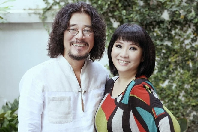 Hôn nhân 35 năm ngọt ngào 'như lúc mới yêu' của vợ chồng Cẩm Vân - Khắc Triệu