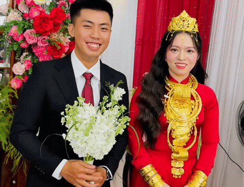 Cô dâu Đồng Tháp đội vương miện vàng, nhận gần 30 cây vàng trong đám cưới