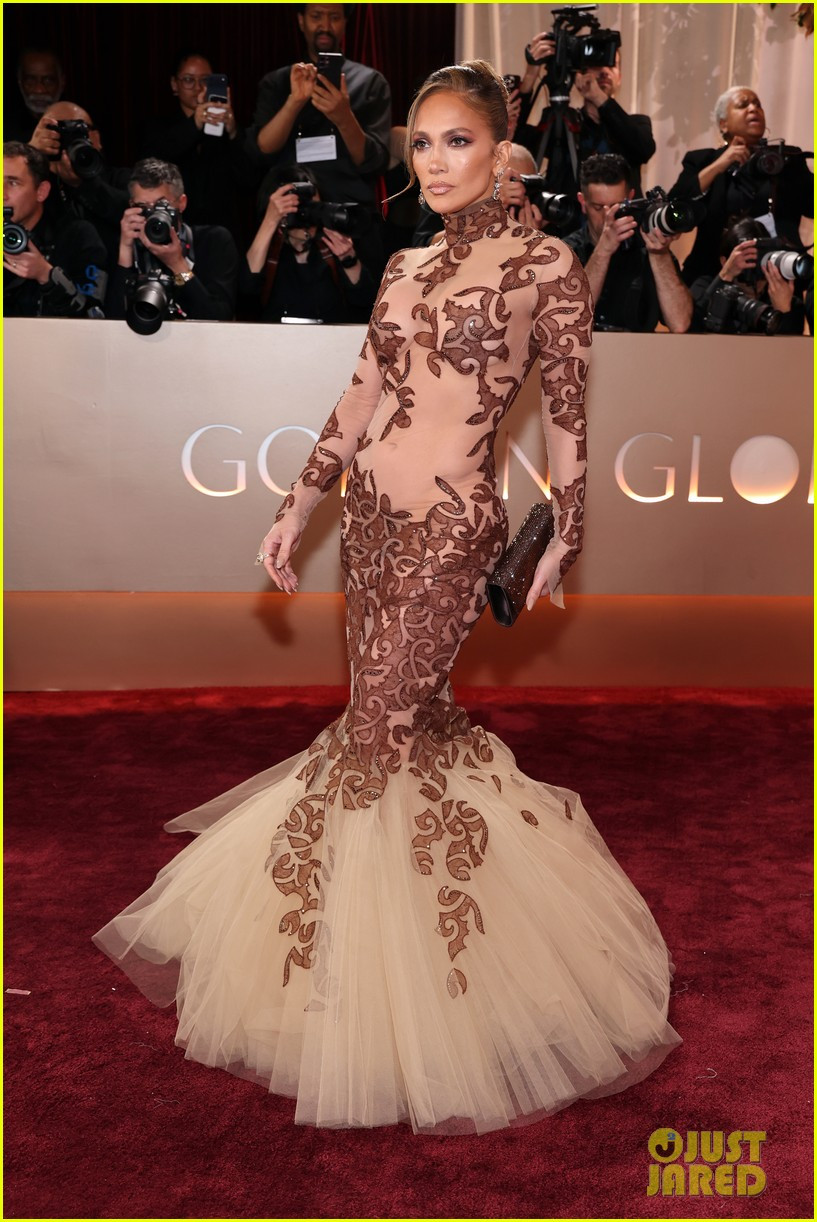 jennifer lopez golden globes 2026 red carpet 02.jpg