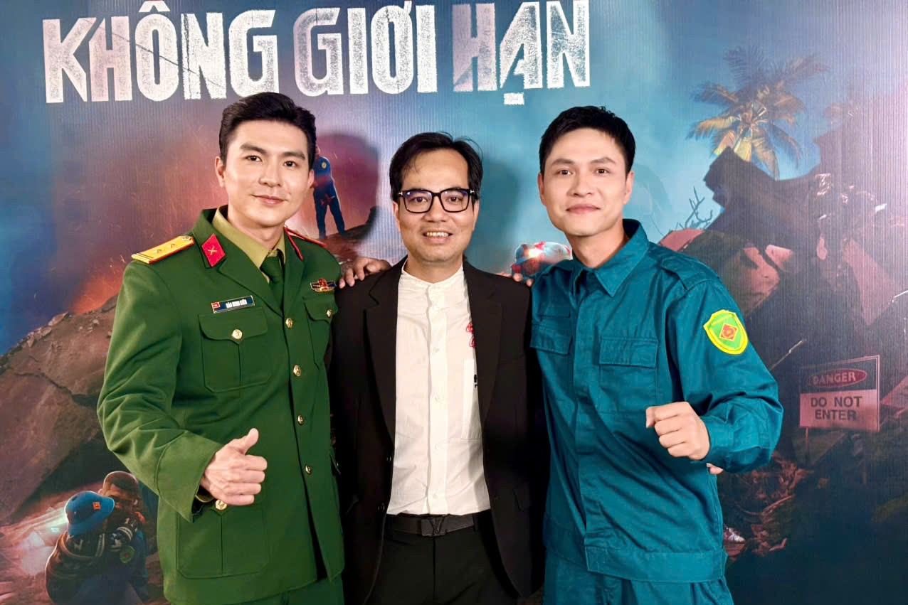 Mỹ nam hot nhất 'Mưa đỏ' khiến fan trầm trồ khi mặc trang phục sĩ quan quân đội