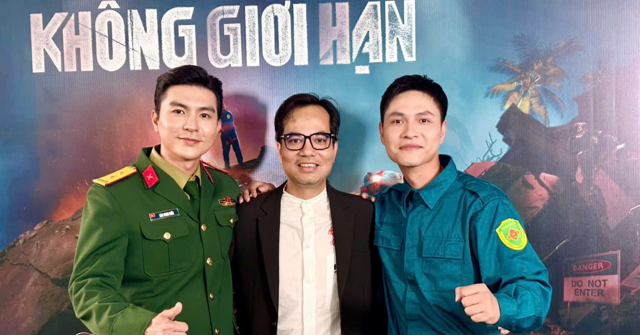 Mỹ nam hot nhất 'Mưa đỏ' khiến fan trầm trồ khi mặc trang phục sĩ quan quân đội