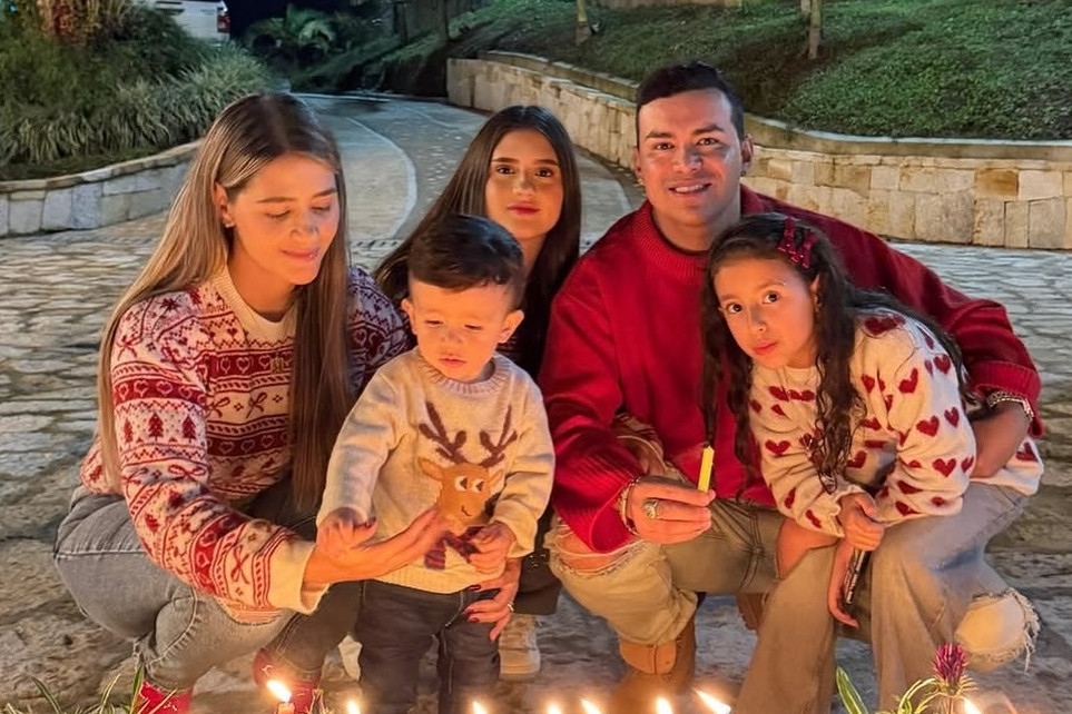 Nam ca sĩ 35 tuổi tử nạn trong vụ rơi máy bay, bỏ lại vợ và 3 con nhỏ