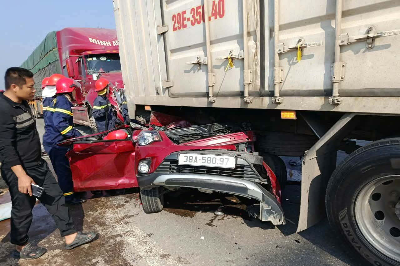 Ô tô con bẹp dúm sau tai nạn liên hoàn, 4 người trên xe bị trọng thương