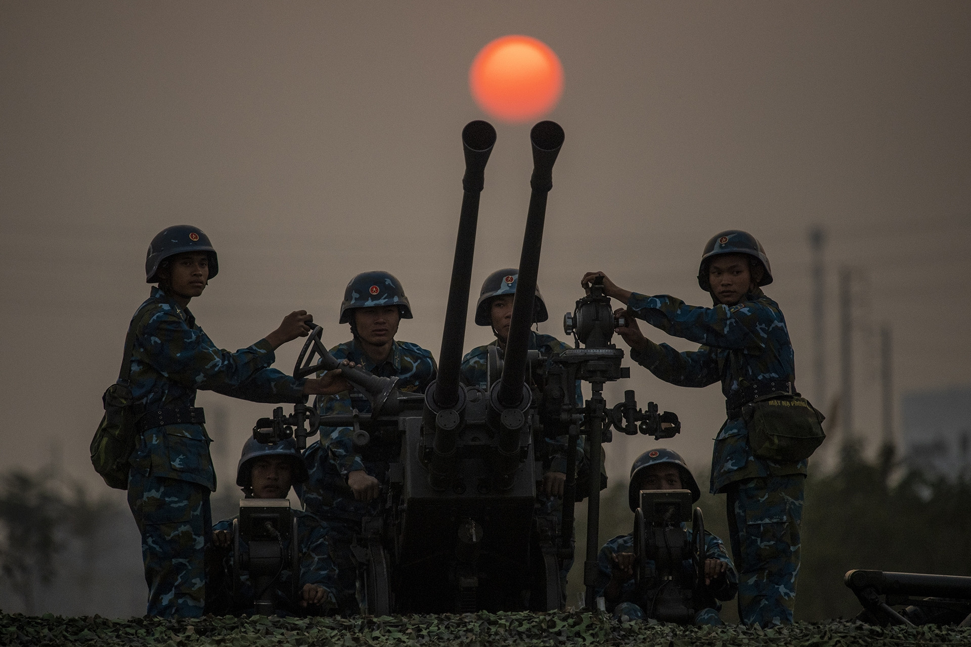 Pháo phòng không luyện tập sẵn sàng chiến đấu, góp phần bảo vệ Đại hội Đảng