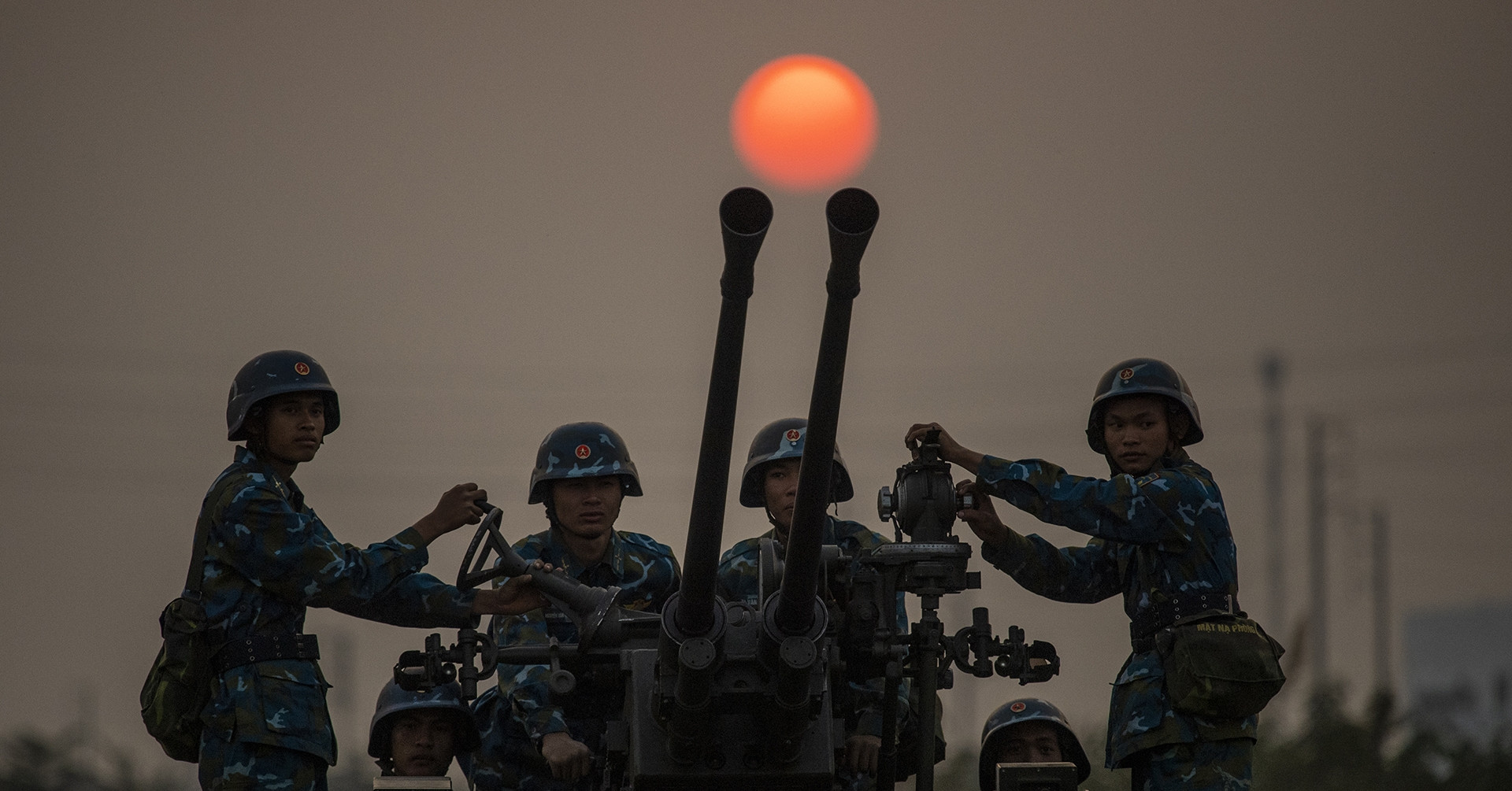 Pháo binh luyện tập sẵn sàng chiến đấu, góp phần bảo vệ Đại hội Đảng